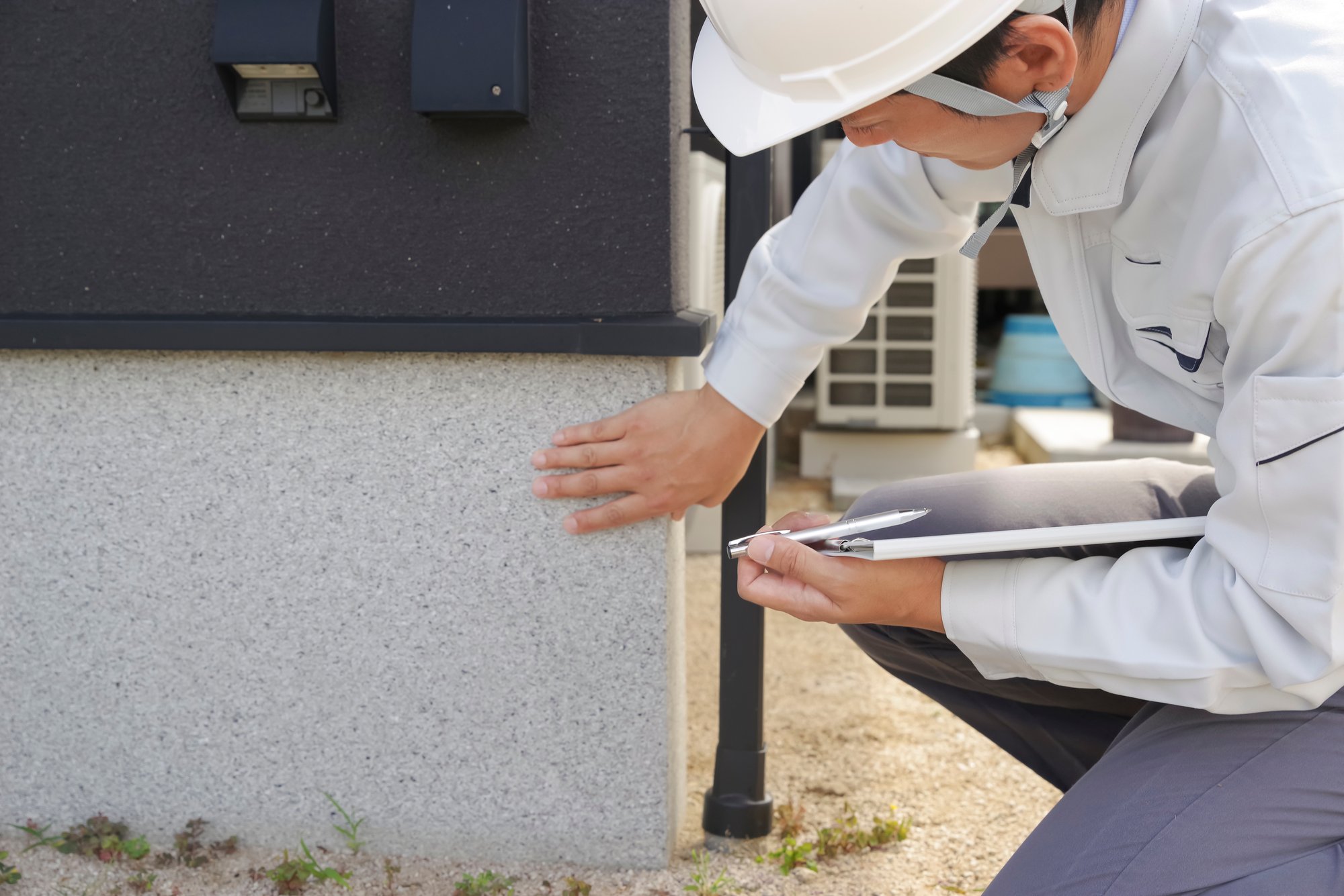 住宅を調査するリフォーム会社のスタッフのイメージ